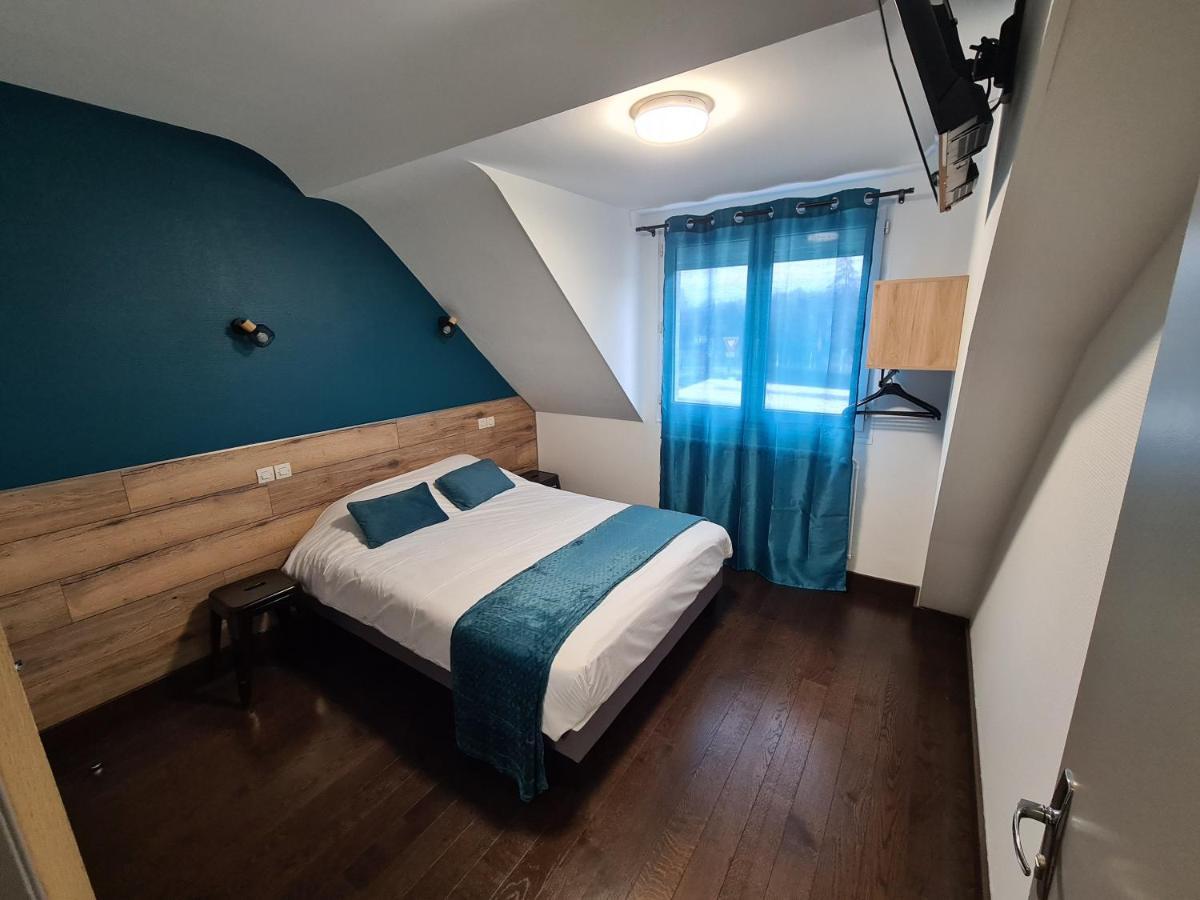 Small double room on the street side